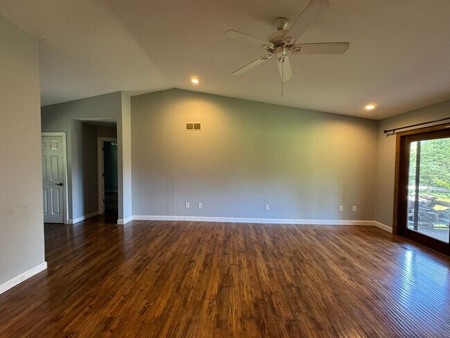 Building Photo - 3 Bedroom house