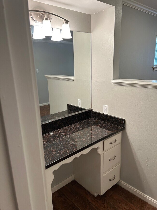 Building Photo - 1702 Maux Dr