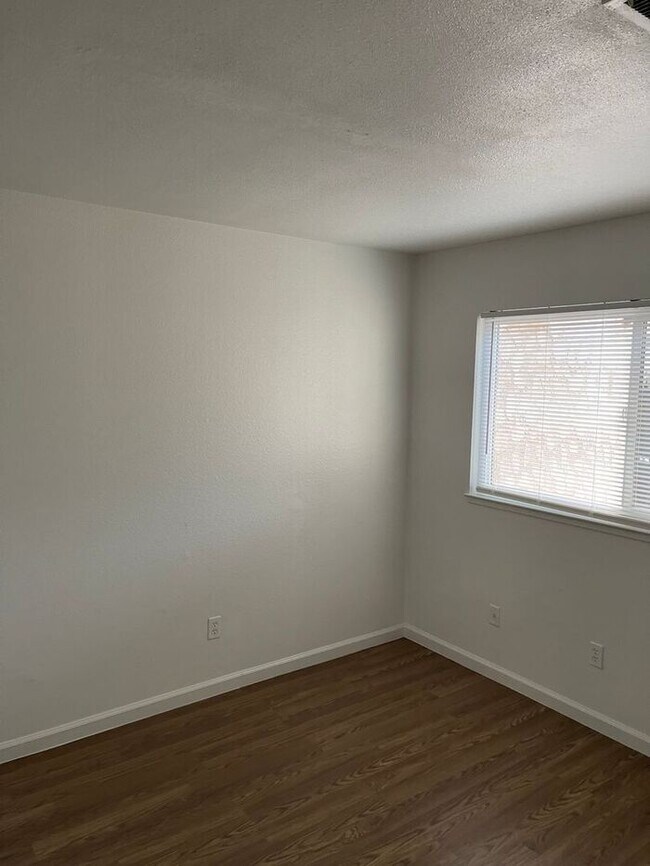 Building Photo - Modesto 2 Bedroom 1 Bathroom Town Home