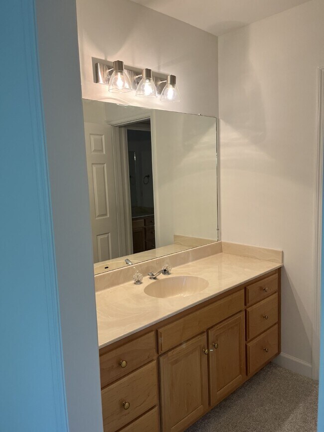 Building Photo - 1622 Brentwood Pointe