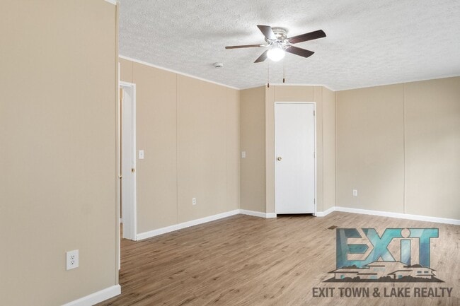 Building Photo - Beautiful Fully Renovated 3 Bed 2 Bath Home