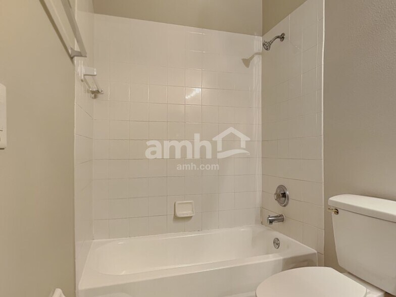 Building Photo - 503 Tree Shore Dr