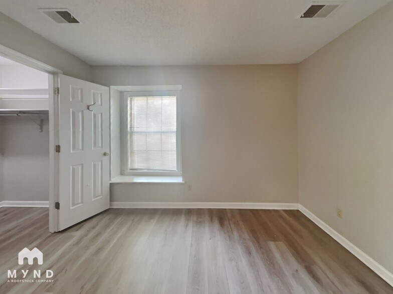 Building Photo - 976 Clarington Dr