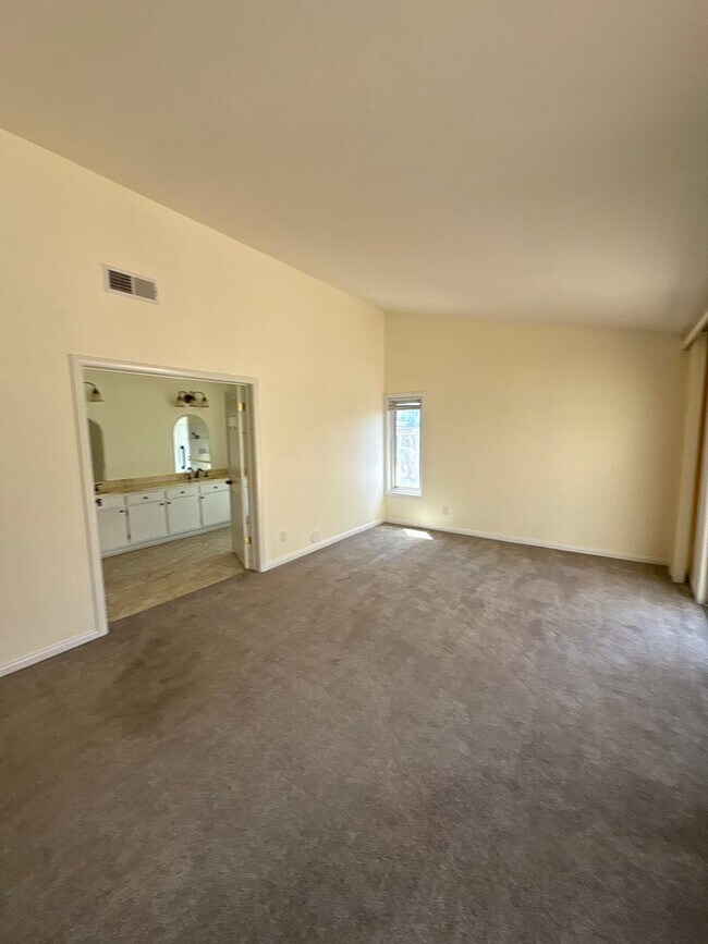 Building Photo - 2579 Pepperwood Dr