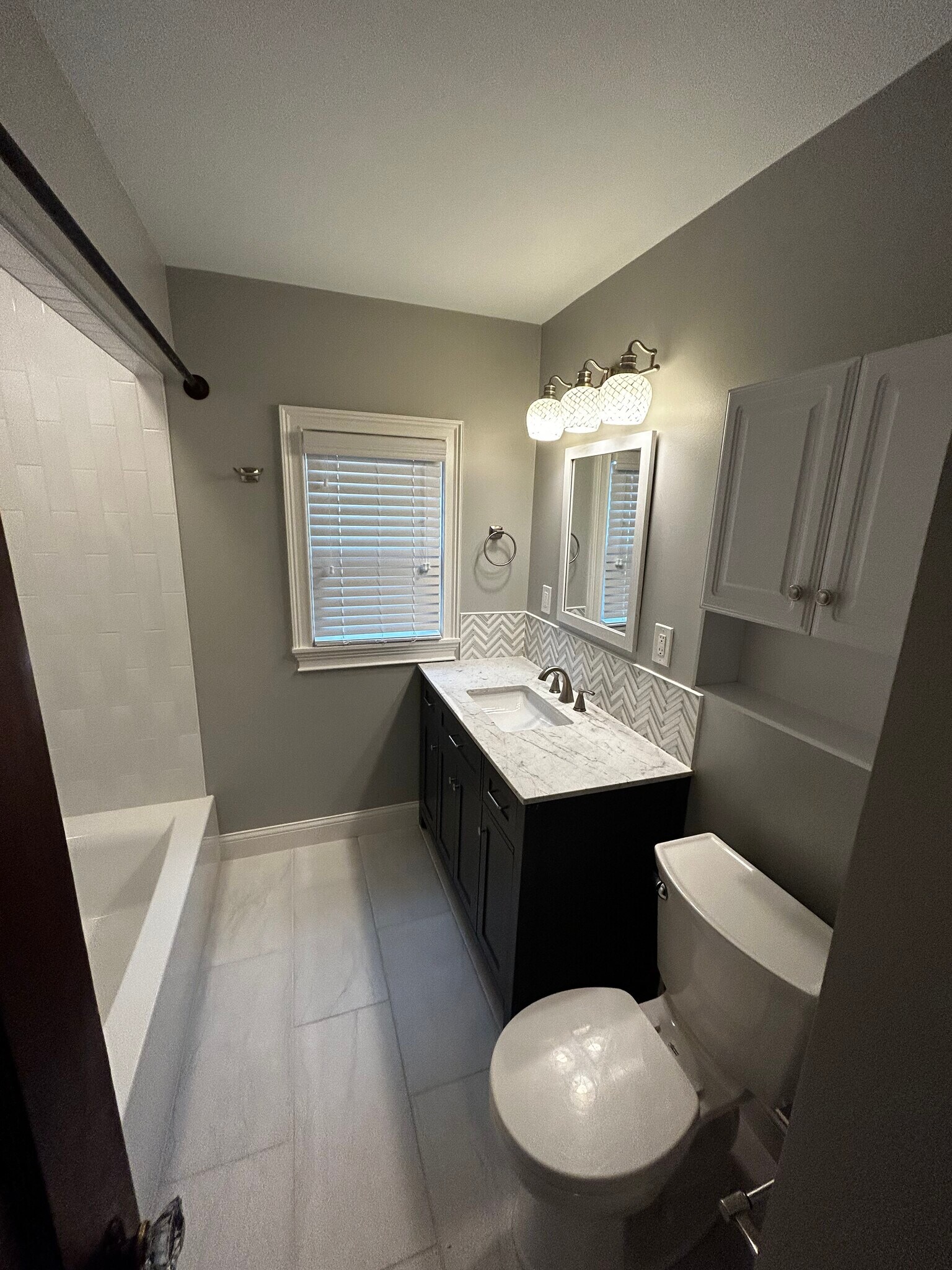 Building Photo - 706 E 71st Ter