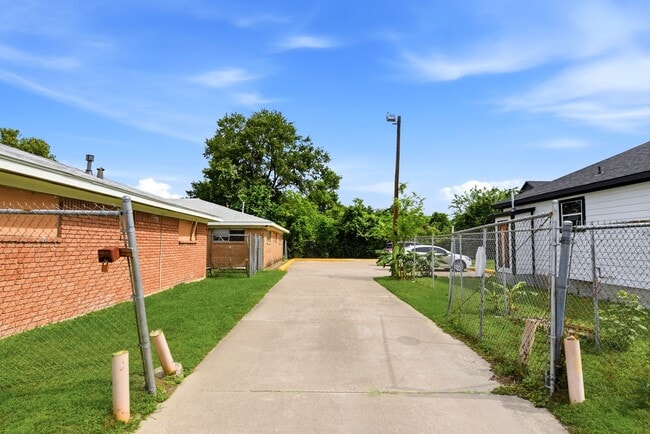 Building Photo - 3408 E Lockwood Dr