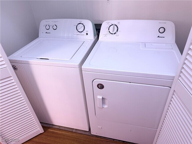 Building Photo - 2110 Los Feliz St