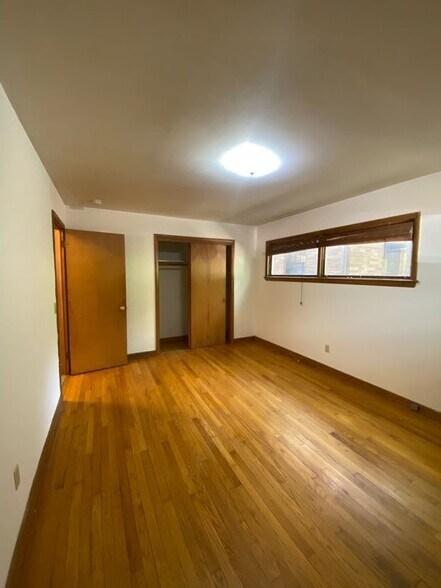 Building Photo - 1030 E Johnson St