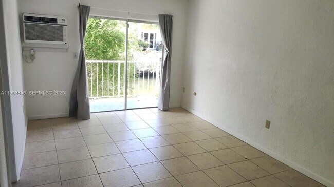 Building Photo - 1860 Venice Park Dr