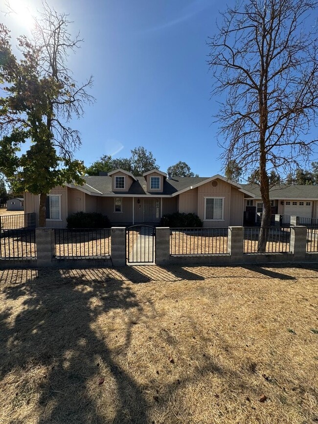 Building Photo - 3 Bed, 3 Bath Country Home with Pool