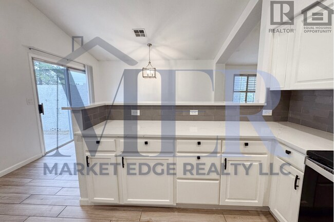 Building Photo - 2Bed/2Bath w/ Office-House at 40th St/Cactus-Garg!