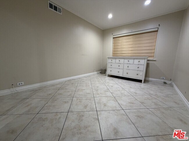 Building Photo - 10609 Reseda Blvd