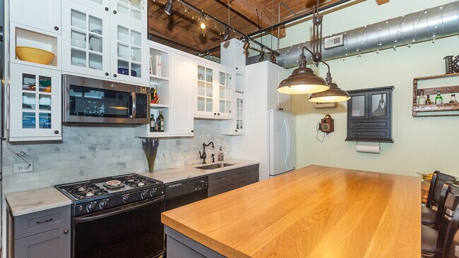 Building Photo - 1250 W Van Buren St