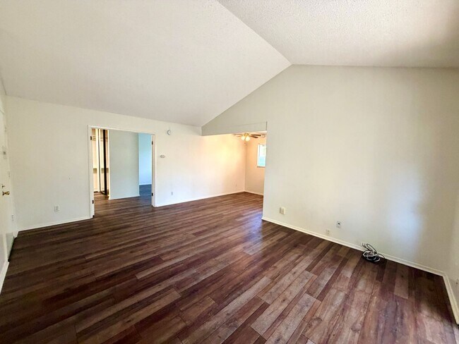 Building Photo - 960 E Bonita Ave