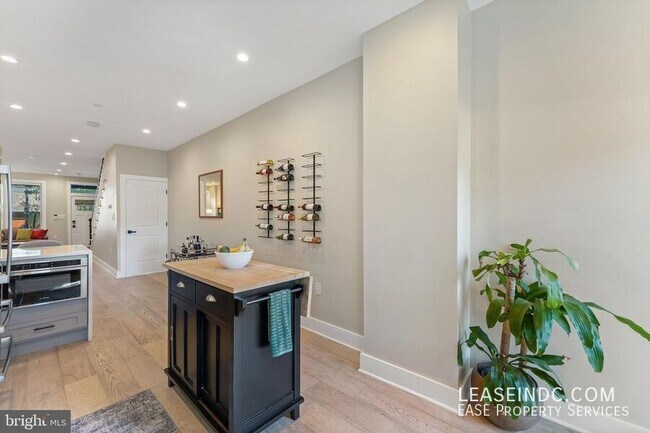 Building Photo - 121 15th St SE