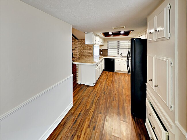 Building Photo - 16259 Hollow Wood Dr