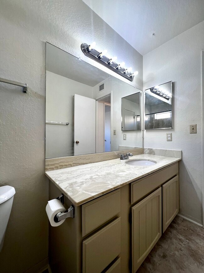 Building Photo - 2024 S Birdie Cir