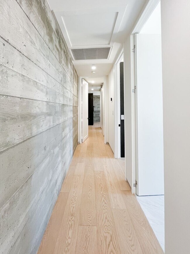 Building Photo - 4459 W Rose Hill Dr
