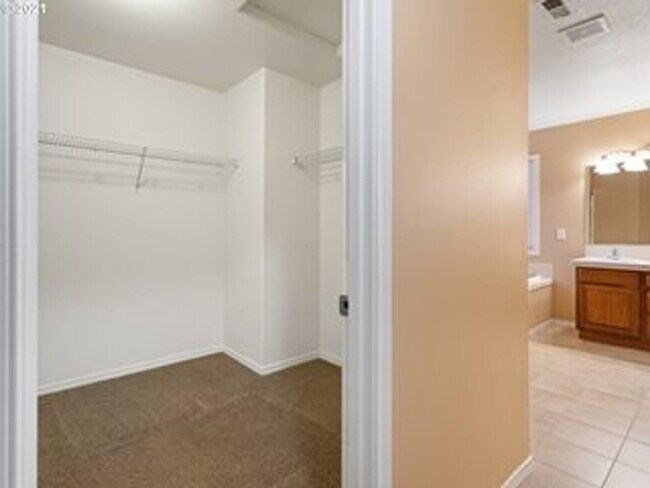 Building Photo - Happy Valley 4 Bedroom Home