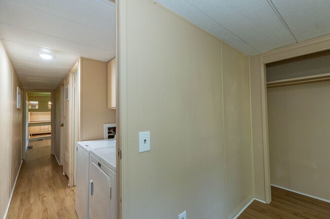 Building Photo - 2 Bed, 1 Bath, Manufactured Home in Harper...