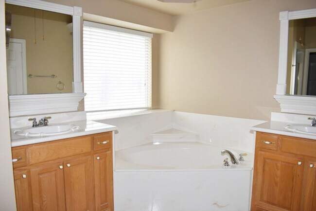 Building Photo - Spacious 3-2-2 with Study in North Richlan...