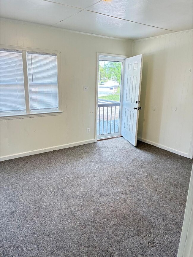 Building Photo - 717 Harper St E