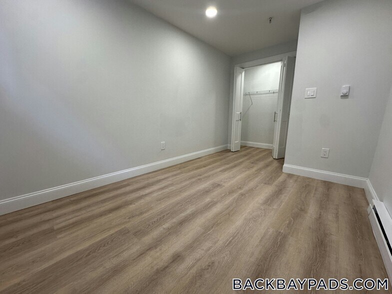 Building Photo - 529 Beacon St