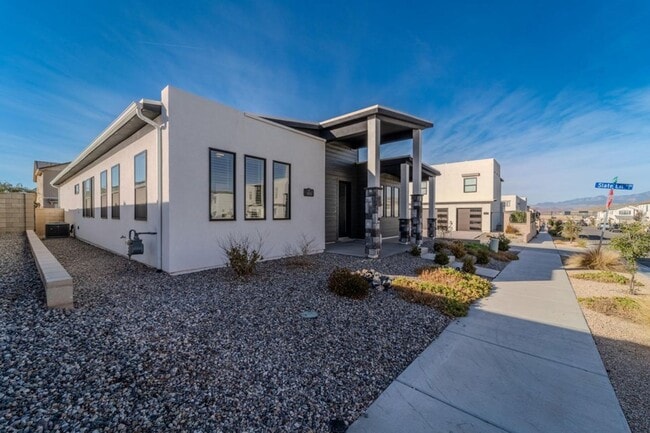 Building Photo - Beautiful 3 bed 2 bath Desert Color Home! ...