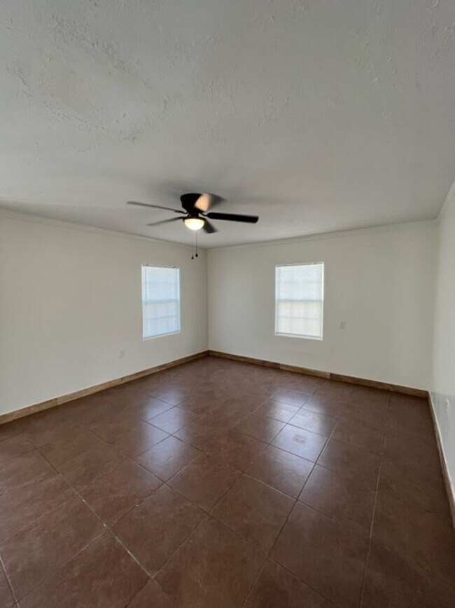 Building Photo - 1108 Wells Ave