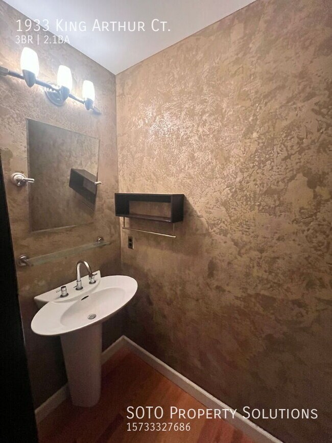 Building Photo - 1933 King Arthur Ct