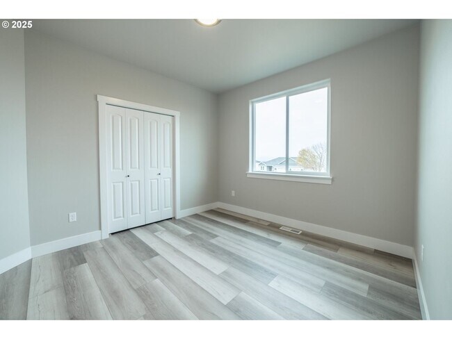 Building Photo - Stunning South Hill Home in Umatilla!!