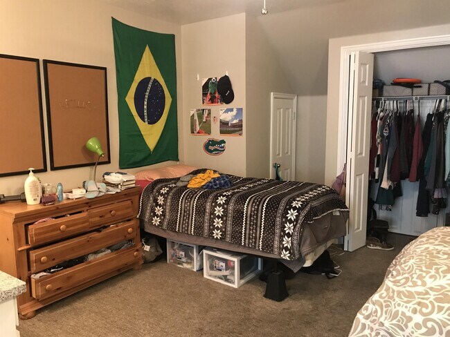 Building Photo - 986 900 E