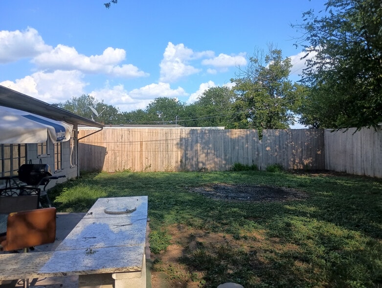 Building Photo - Room in Single Family Home on Brettonwood Dr