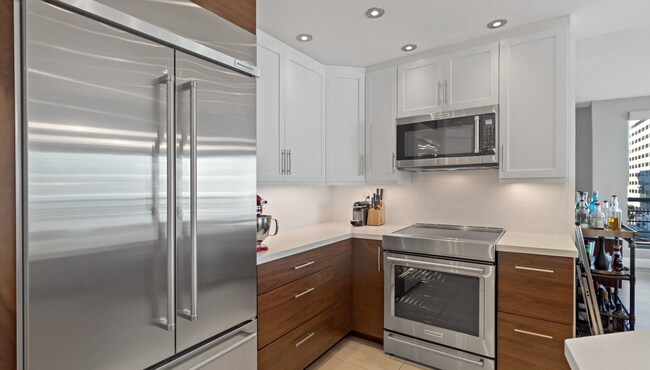 Kitchen with high end appliances - 300 3rd St