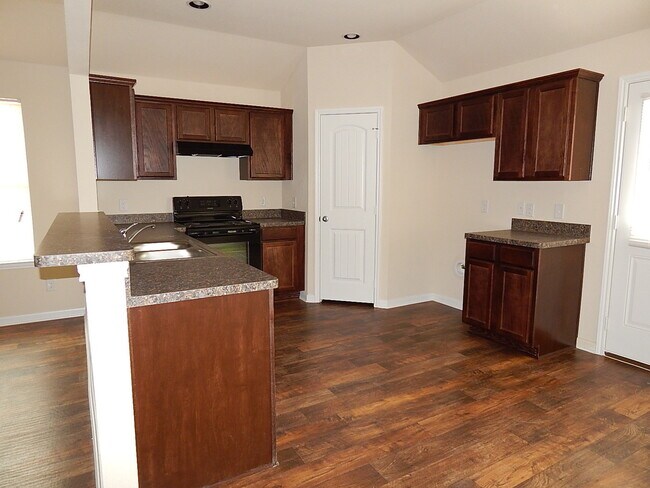 Building Photo - Stylish 4-Bedroom Home with Energy-Efficie...