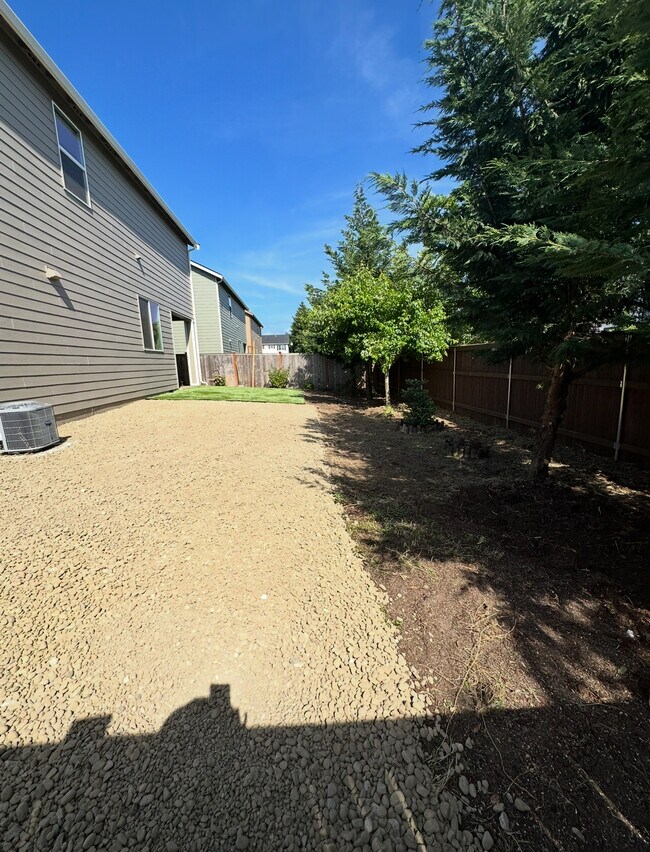 Building Photo - 10902 NE 120th Ave