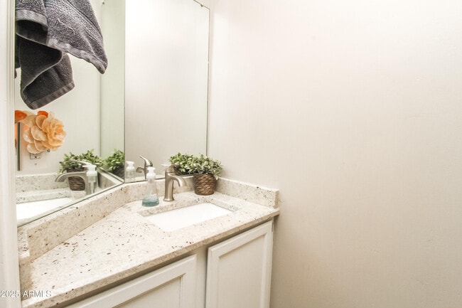 Building Photo - 907 E San Remo Ave