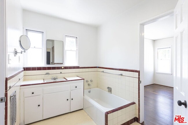 Building Photo - 2547 Canyon Dr