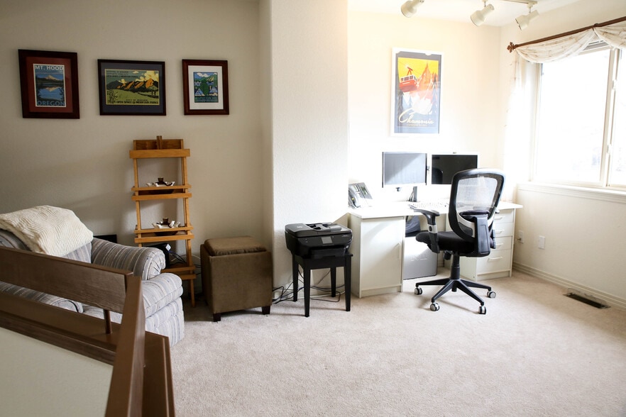 Loft, perfect for a home office space - 2028 CENTENNIAL DR