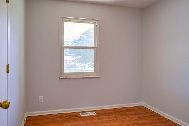 Building Photo - Very nice 4 bed 3 and a half bath home close to Boone Lake