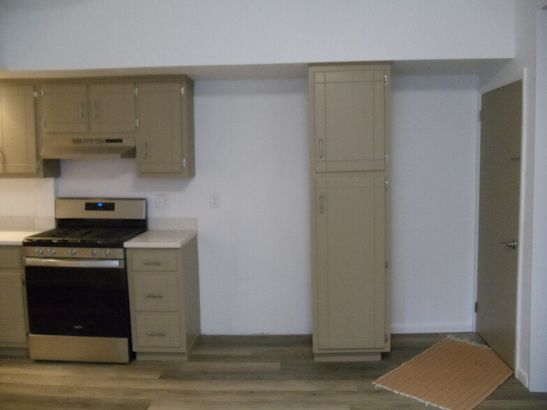 Building Photo - 376 Miller St