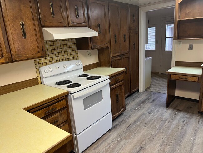 Building Photo - 36 N Peach St