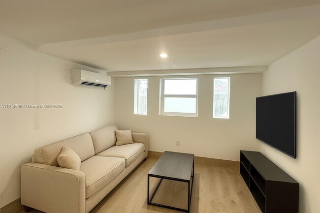 Building Photo - 817 Tyler St