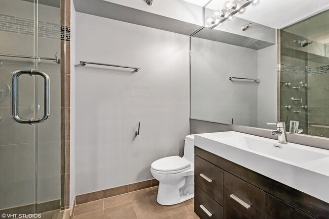 Building Photo - 345 N La Salle Dr