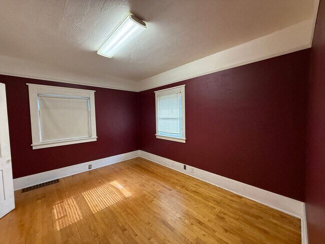 Building Photo - Charming Victorian Home on South Hill