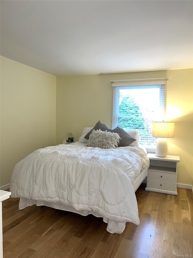 Building Photo - 25 Squires Ave