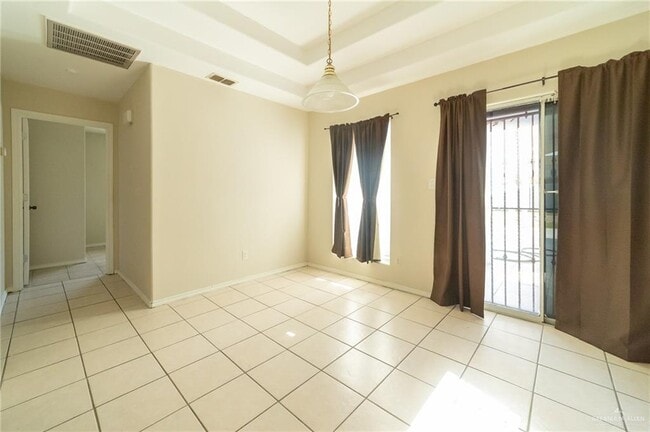 Building Photo - 407 Delia Ave