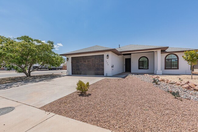 Primary Photo - 3 bed 2 bath beautiful home!