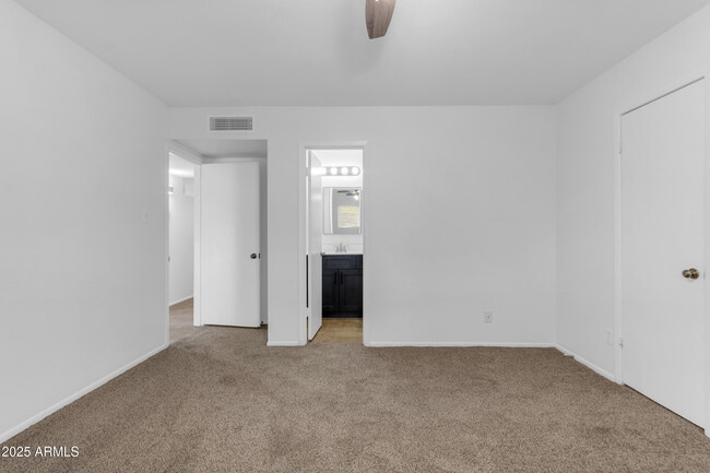 Building Photo - 517 E Hermosa Dr