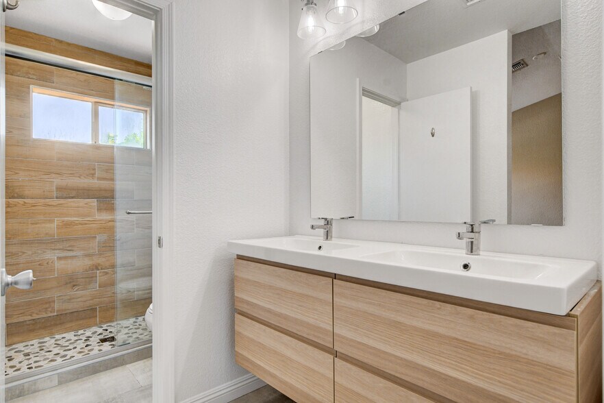 Building Photo - 1661 Cloister Ave